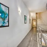 Dom wakacyjny An Amazing 2br With A Special Private Rooftop By 360 Estates