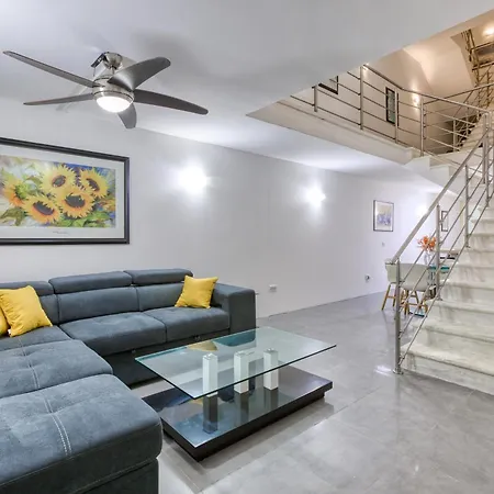Dom wakacyjny An Amazing 2br With A Special Private Rooftop By 360 Estates Sliema