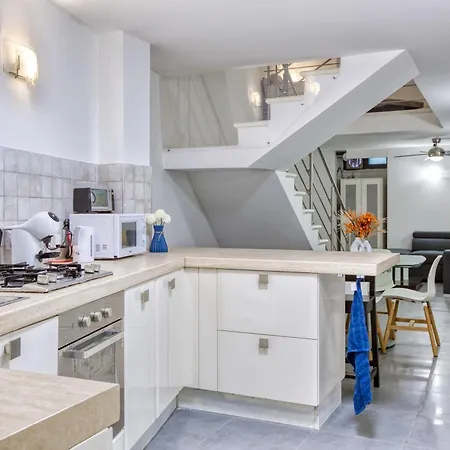 An Amazing 2br With A Special Private Rooftop By 360 Estates スリーマ