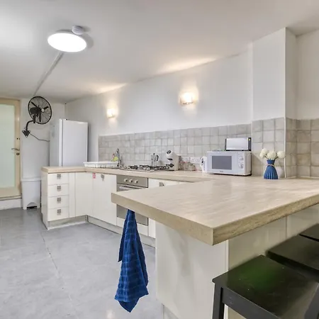 An Amazing 2br With A Special Private Rooftop By 360 Estates * 斯利马