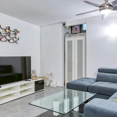 An Amazing 2br With A Special Private Rooftop By 360 Estates *