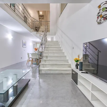 An Amazing 2br With A Special Private Rooftop By 360 Estates بيت للعطل سليمة