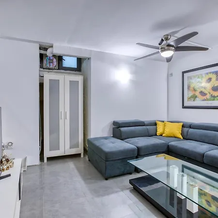 An Amazing 2br With A Special Private Rooftop By 360 Estates