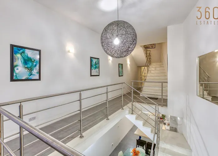 An Amazing 2br With A Special Private Rooftop By 360 Estates 펜션 슬리에마