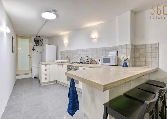 An Amazing 2br With A Special Private Rooftop By 360 Estates * 슬리에마